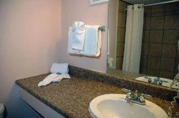 מידלנד Bradford Inn & Suites מראה חיצוני תמונה